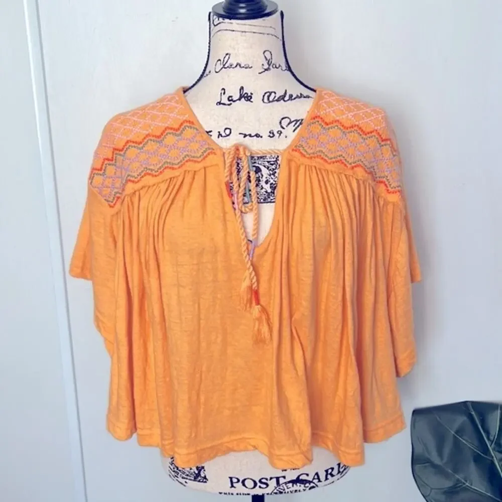 NWT! FREE PEOPLE Market Embroidered V-Neck Top size Medium